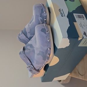 Earth suede clogs sz 7